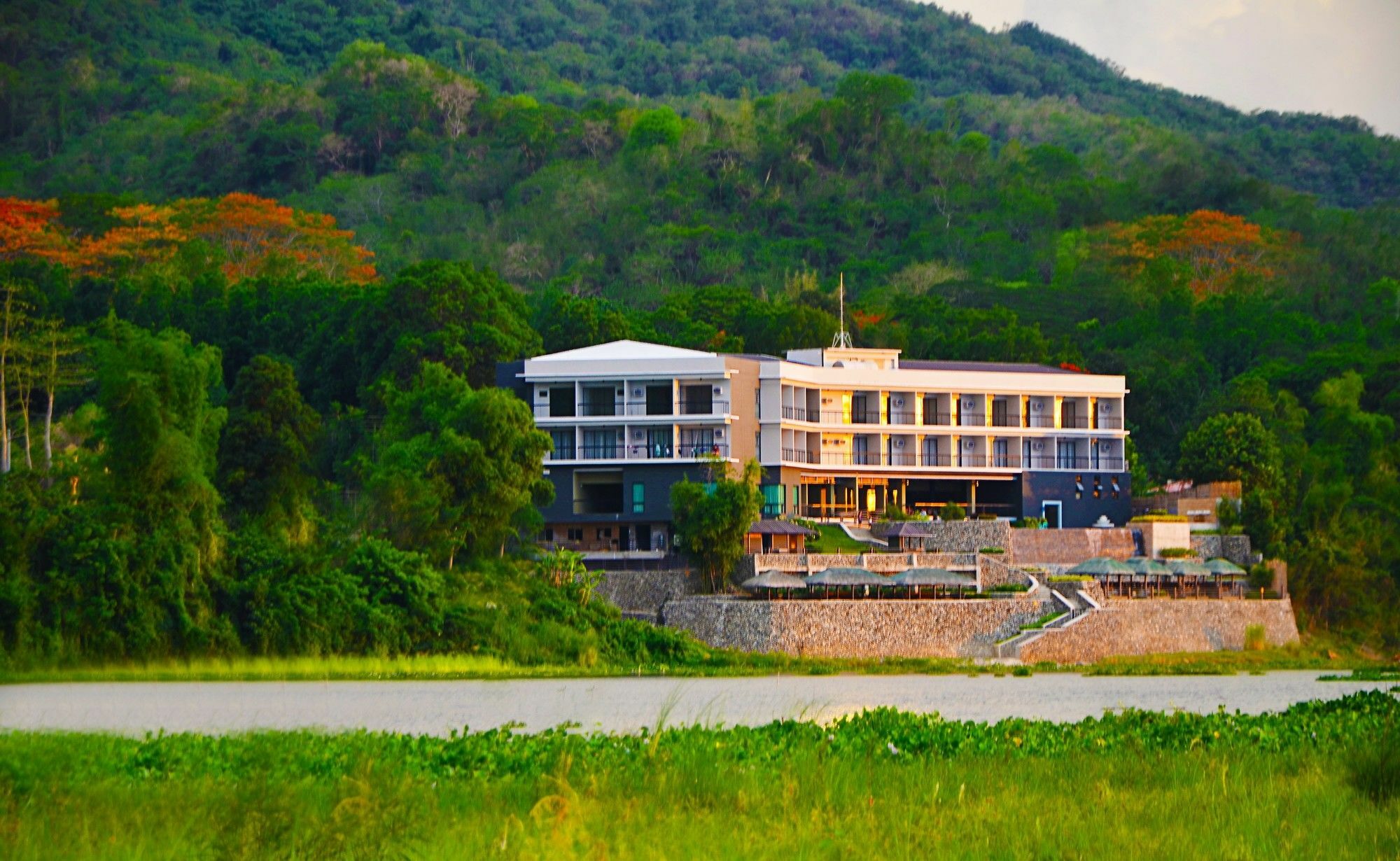 Rivermount Hotel And Resort Sarrat Exteriör bild